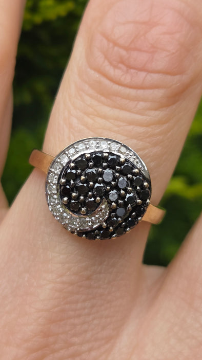 3078 Vintage: 9ct Yellow Gold Black & White Diamond Karma Ring