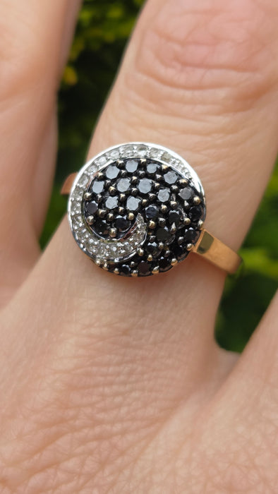 3078 Vintage: 9ct Yellow Gold Black & White Diamond Karma Ring