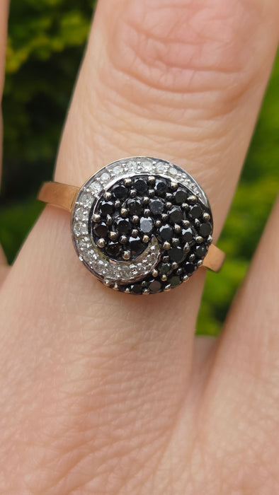 3078 Vintage: 9ct Yellow Gold Black & White Diamond Karma Ring