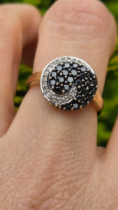 3078 Vintage: 9ct Yellow Gold Black & White Diamond Karma Ring