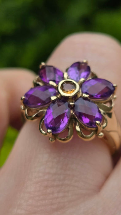 3079 Vintage: 9ct Yellow Gold Amethyst & Citrine Flowerhead Ring — 1.76ct
