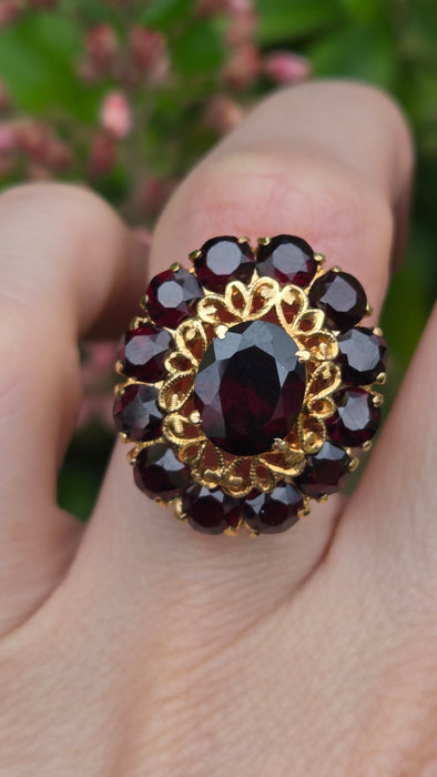 Vintage: 18ct Yellow Gold Garnet Cluster Ring — 9.90ct