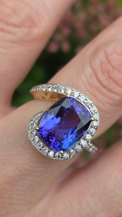 Vintage: 18ct Yellow Gold Tanzanite & Diamond Dress Ring — 5.51ct & 0.36ct