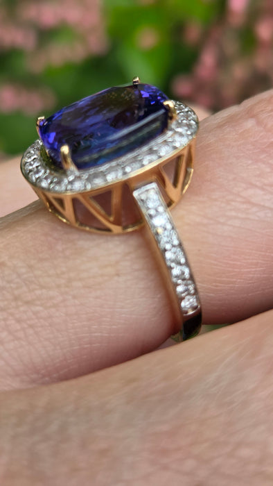 Vintage: 18ct Yellow Gold Tanzanite & Diamond Dress Ring — 5.51ct & 0.36ct