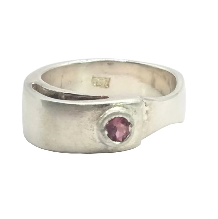 Vintage: Platinum 950 Red Garnet Signet Ring a striking statement
