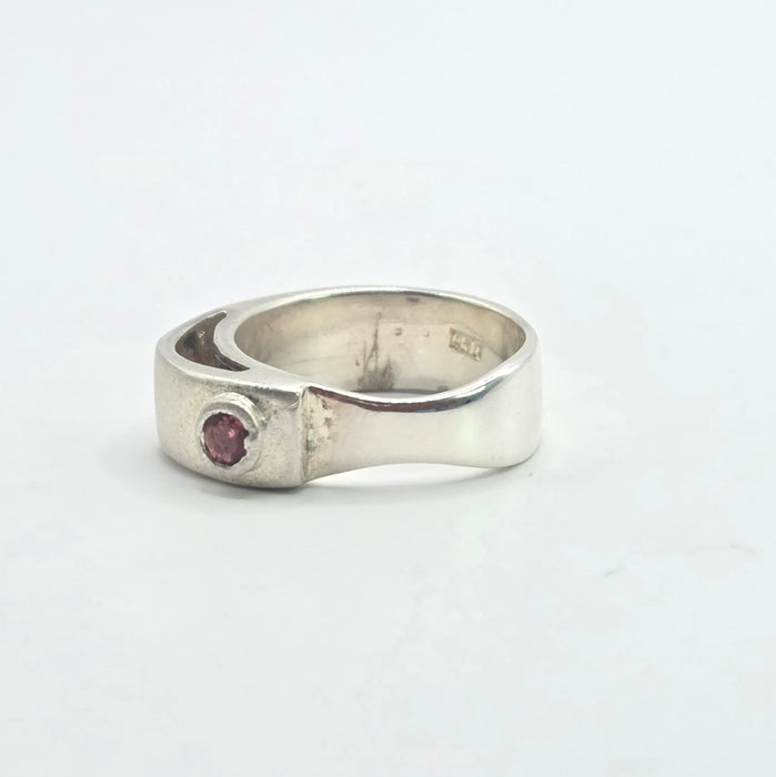 Vintage: Platinum 950 Red Garnet Signet Ring a striking statement
