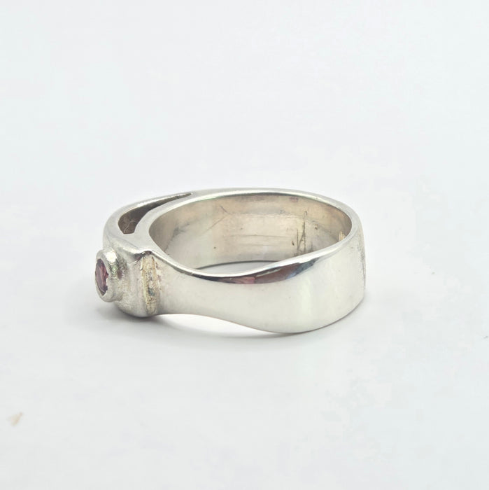 Vintage: Platinum 950 Red Garnet Signet Ring a striking statement