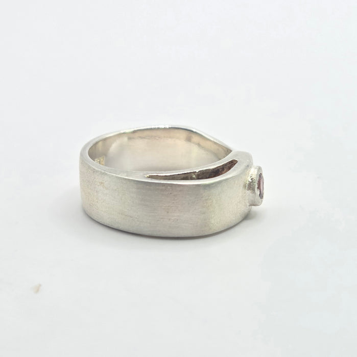 Vintage: Platinum 950 Red Garnet Signet Ring a striking statement