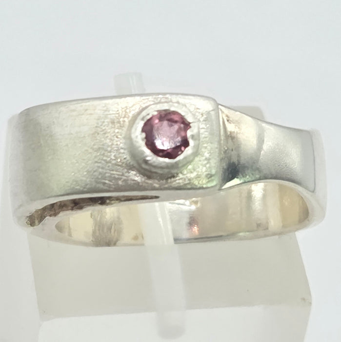 Vintage: Platinum 950 Red Garnet Signet Ring a striking statement