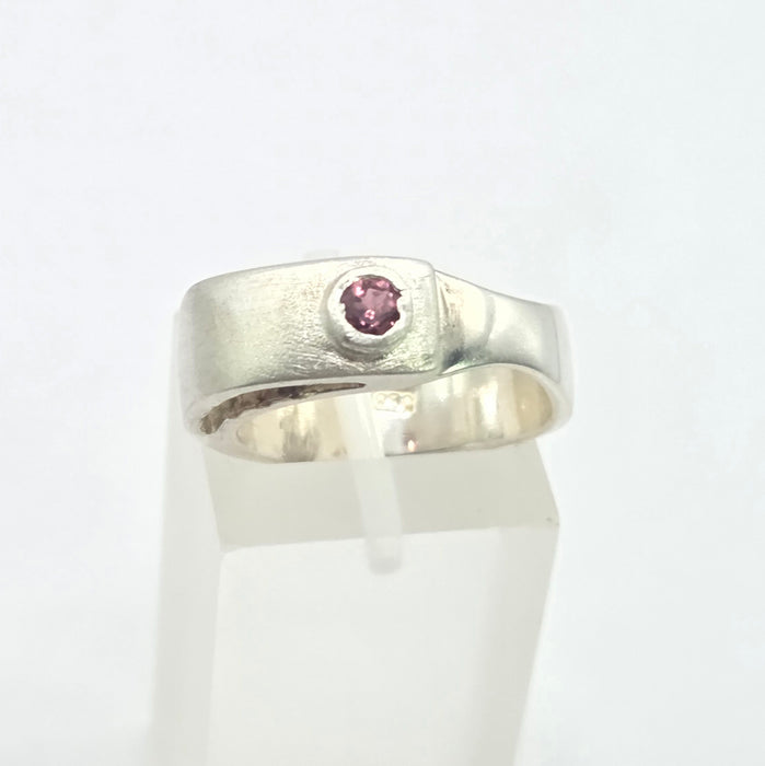 Vintage: Platinum 950 Red Garnet Signet Ring a striking statement