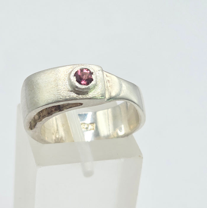 Vintage: Platinum 950 Red Garnet Signet Ring a striking statement
