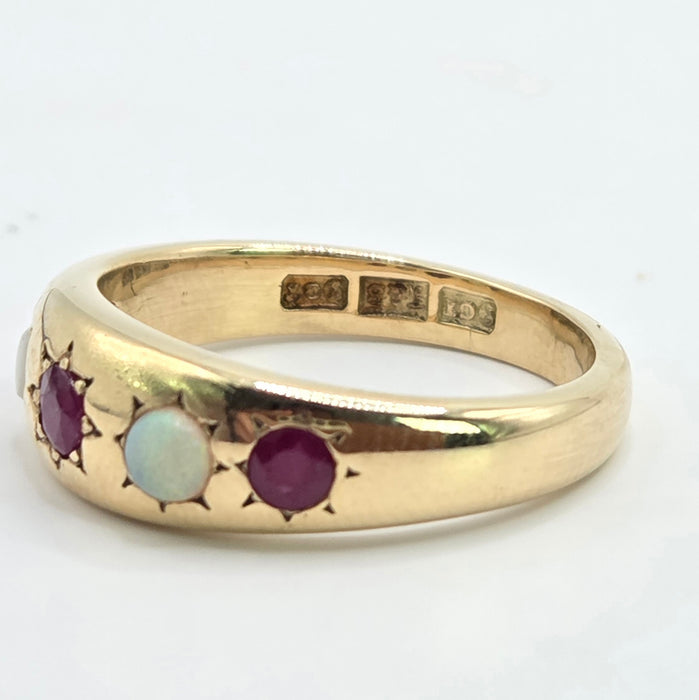 Antique: 9ct Yellow Gold Opal & Garnet Five Stone Gypsy Ring