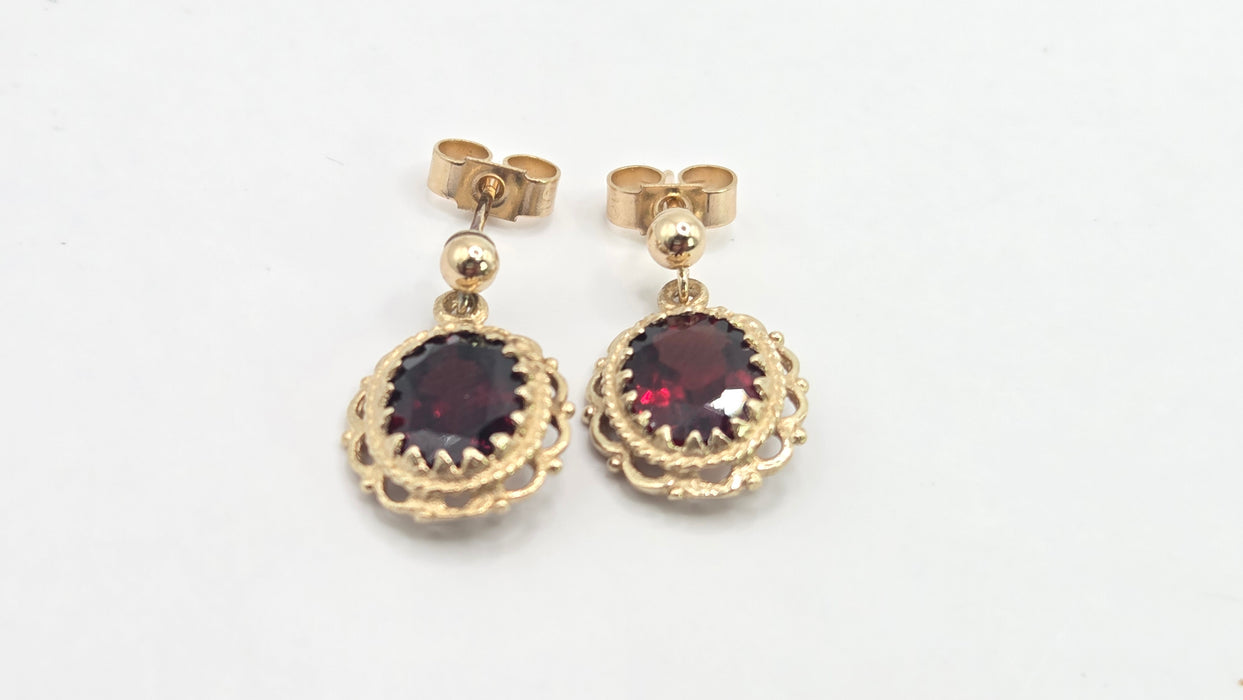 Vintage: 9ct Yellow Gold Garnet Drop Stud Earrings