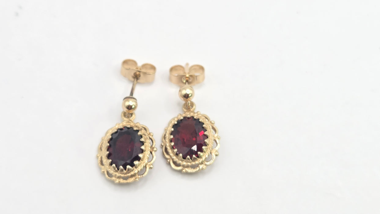 Vintage: 9ct Yellow Gold Garnet Drop Stud Earrings