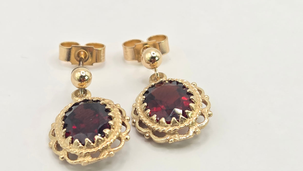 Vintage: 9ct Yellow Gold Garnet Drop Stud Earrings