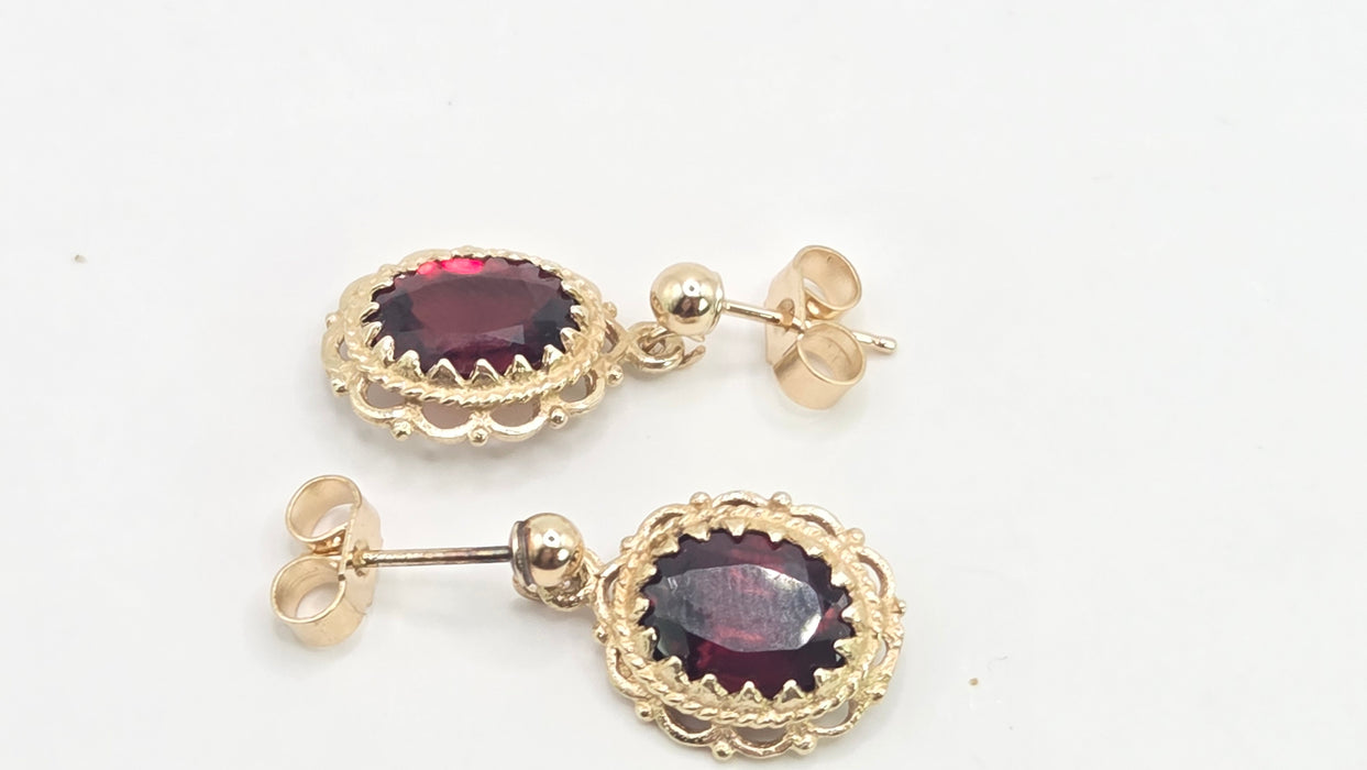 Vintage: 9ct Yellow Gold Garnet Drop Stud Earrings
