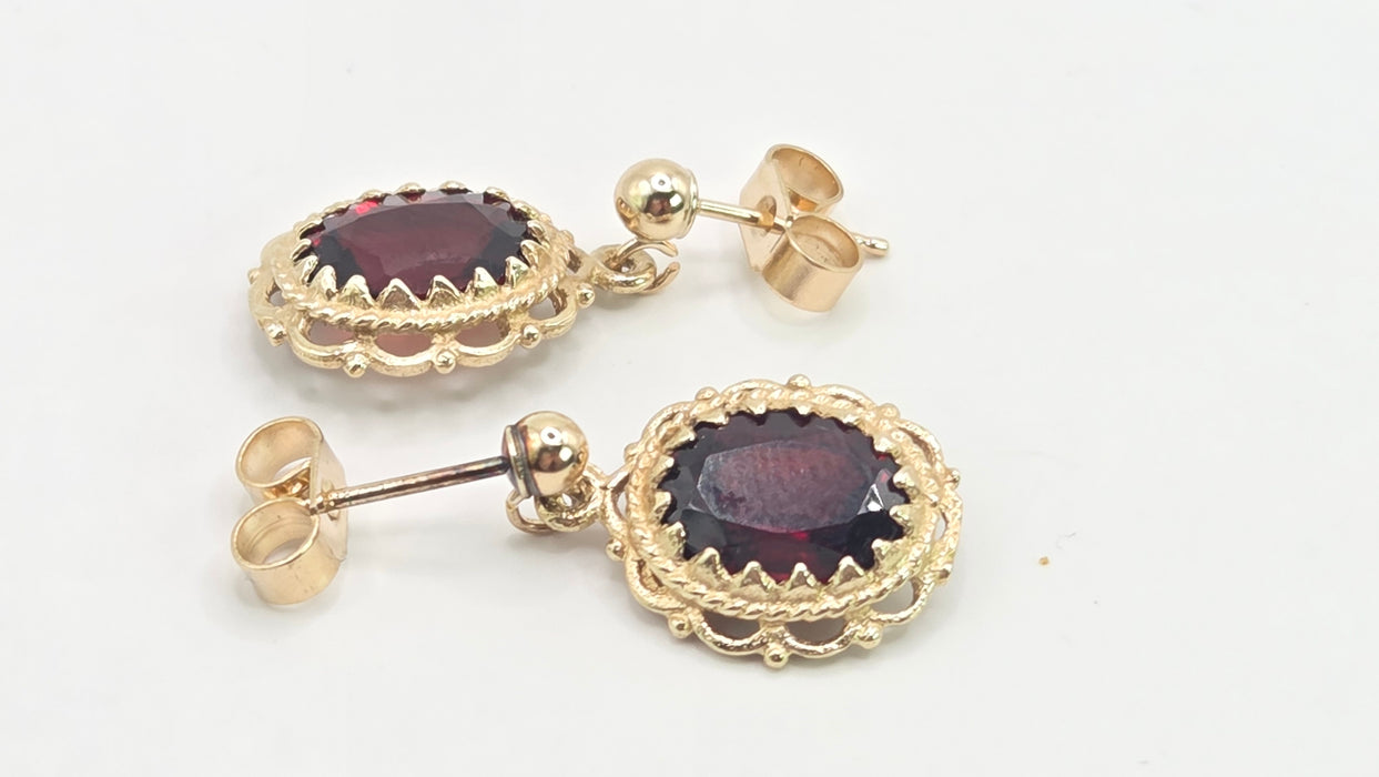 Vintage: 9ct Yellow Gold Garnet Drop Stud Earrings