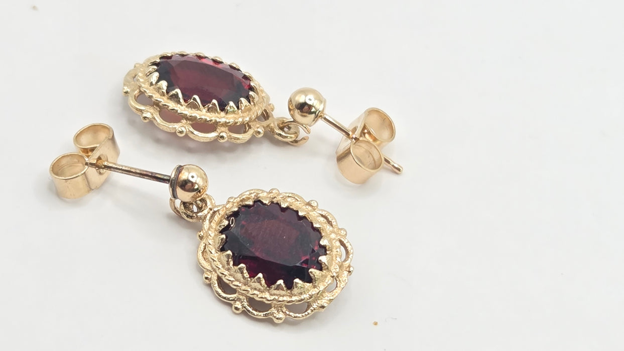 Vintage: 9ct Yellow Gold Garnet Drop Stud Earrings