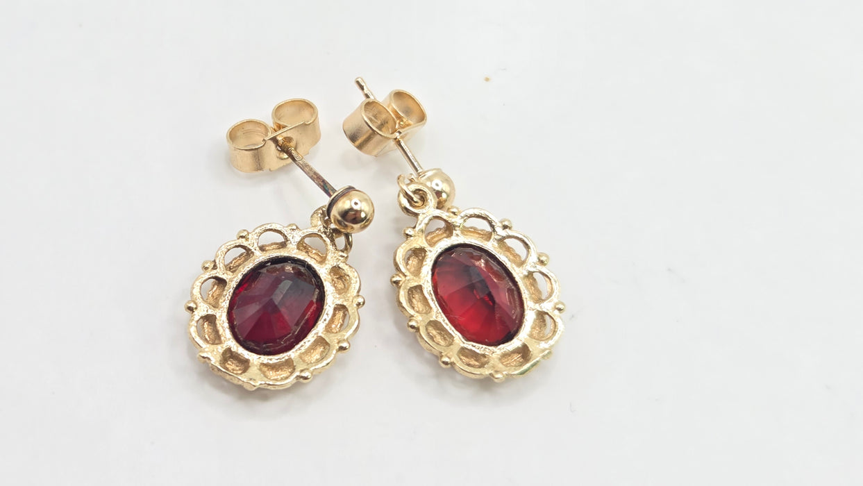 Vintage: 9ct Yellow Gold Garnet Drop Stud Earrings