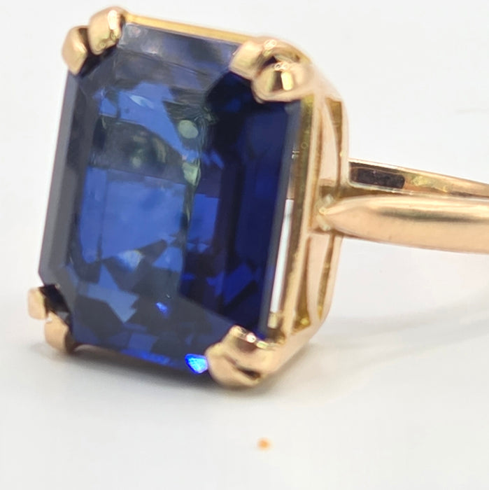 Vintage: 18ct Yellow Gold Sapphire Solitaire Cocktail Ring