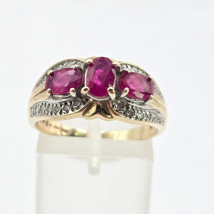 Vintage: 9ct Yellow Gold Ruby & Diamond Cocktail Ring — 0.20ct