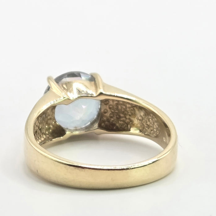 Vintage: 9ct Yellow Gold Round Blue Topaz Solitaire Ring