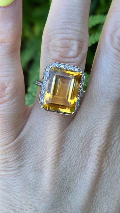 3109 Vintage: 9ct Yellow Gold Citrine & Diamond Halo Cocktail Ring