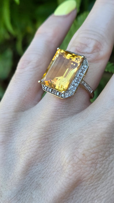 3109 Vintage: 9ct Yellow Gold Citrine & Diamond Halo Cocktail Ring