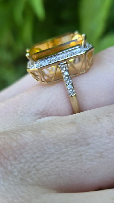 3109 Vintage: 9ct Yellow Gold Citrine & Diamond Halo Cocktail Ring