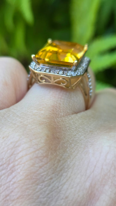 3109 Vintage: 9ct Yellow Gold Citrine & Diamond Halo Cocktail Ring
