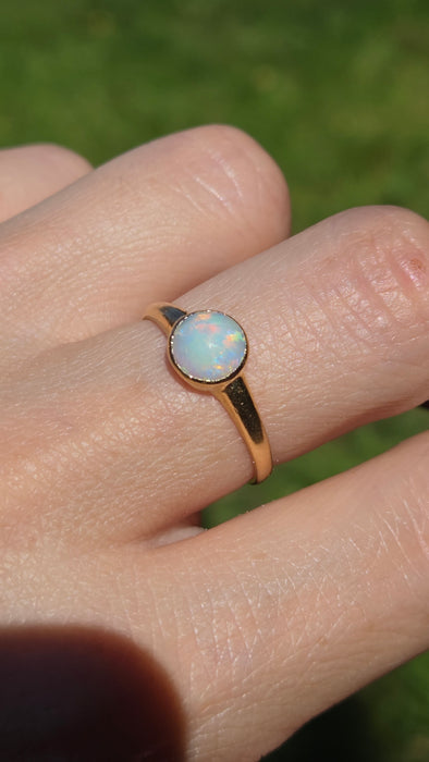 Vintage: 18ct Yellow Gold Opal Solitaire Dress Ring — 0.82ct
