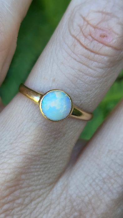 Vintage: 18ct Yellow Gold Opal Solitaire Dress Ring — 0.82ct