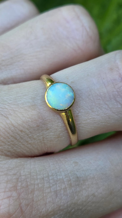 Vintage: 18ct Yellow Gold Opal Solitaire Dress Ring — 0.82ct