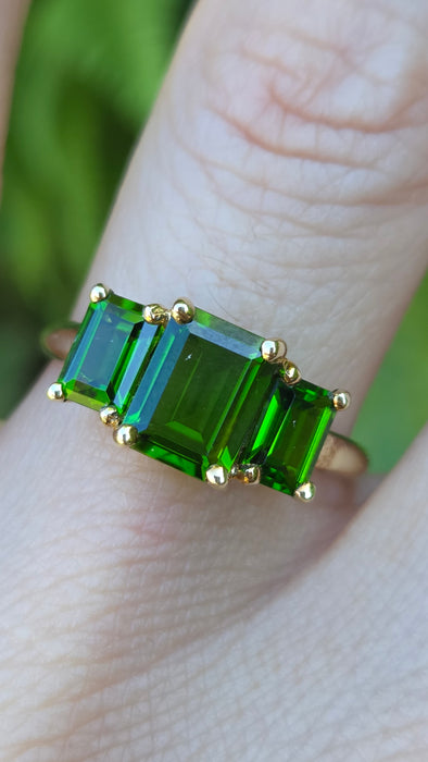 Vintage: 9ct Yellow Gold Green Diopside Trilogy Ring