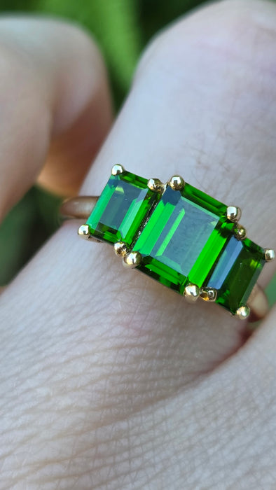Vintage: 9ct Yellow Gold Green Diopside Trilogy Ring