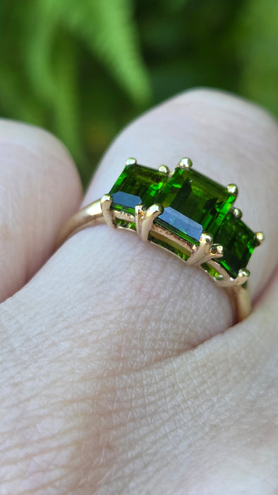 Vintage: 9ct Yellow Gold Green Diopside Trilogy Ring