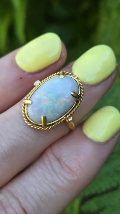 Vintage: 18ct Yellow Gold Vibrant Oval Cabochon White Opal Solitaire Ring - 6747