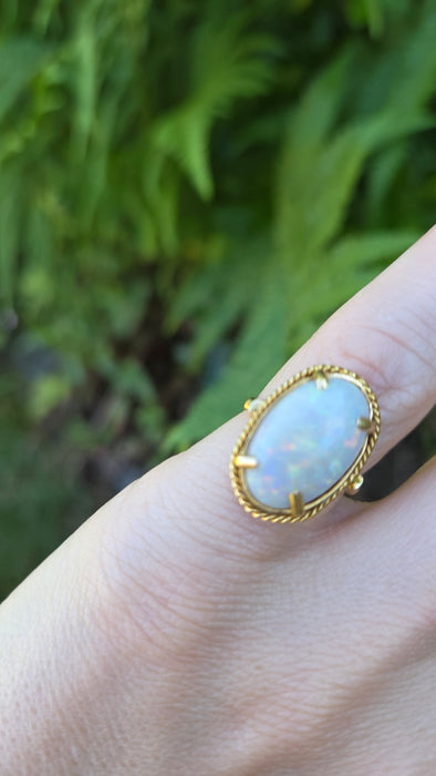 Vintage: 18ct Yellow Gold Vibrant Oval Cabochon White Opal Solitaire Ring - 6747
