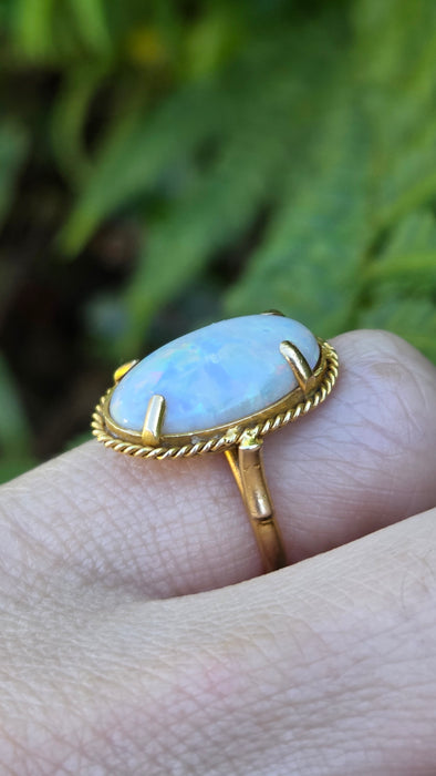 Vintage: 18ct Yellow Gold Vibrant Oval Cabochon White Opal Solitaire Ring - 6747