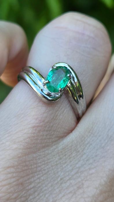 Vintage: 9ct White Gold Oval Emerald Bypass Solitaire Ring
