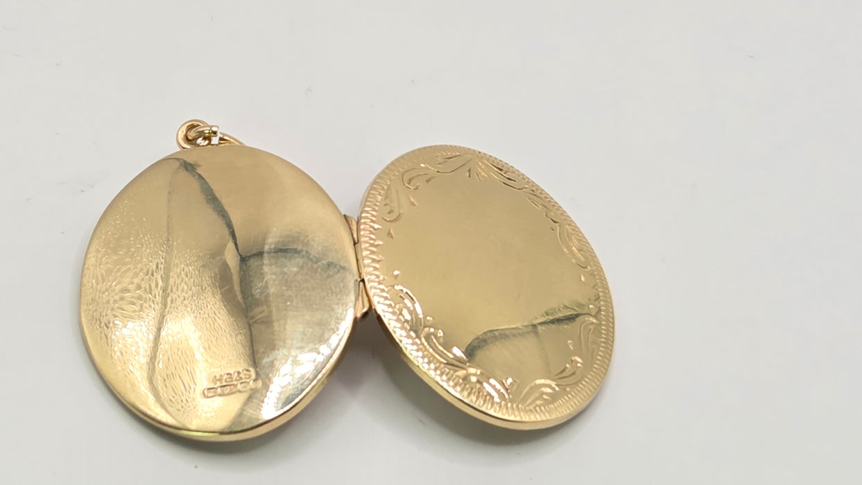 Vintage: 9ct Yellow Gold Oval Locket — From 1979