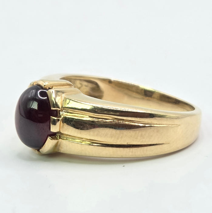 Vintage: 9ct Yellow Gold Cabochon Garnet Carbuncle Signet Ring