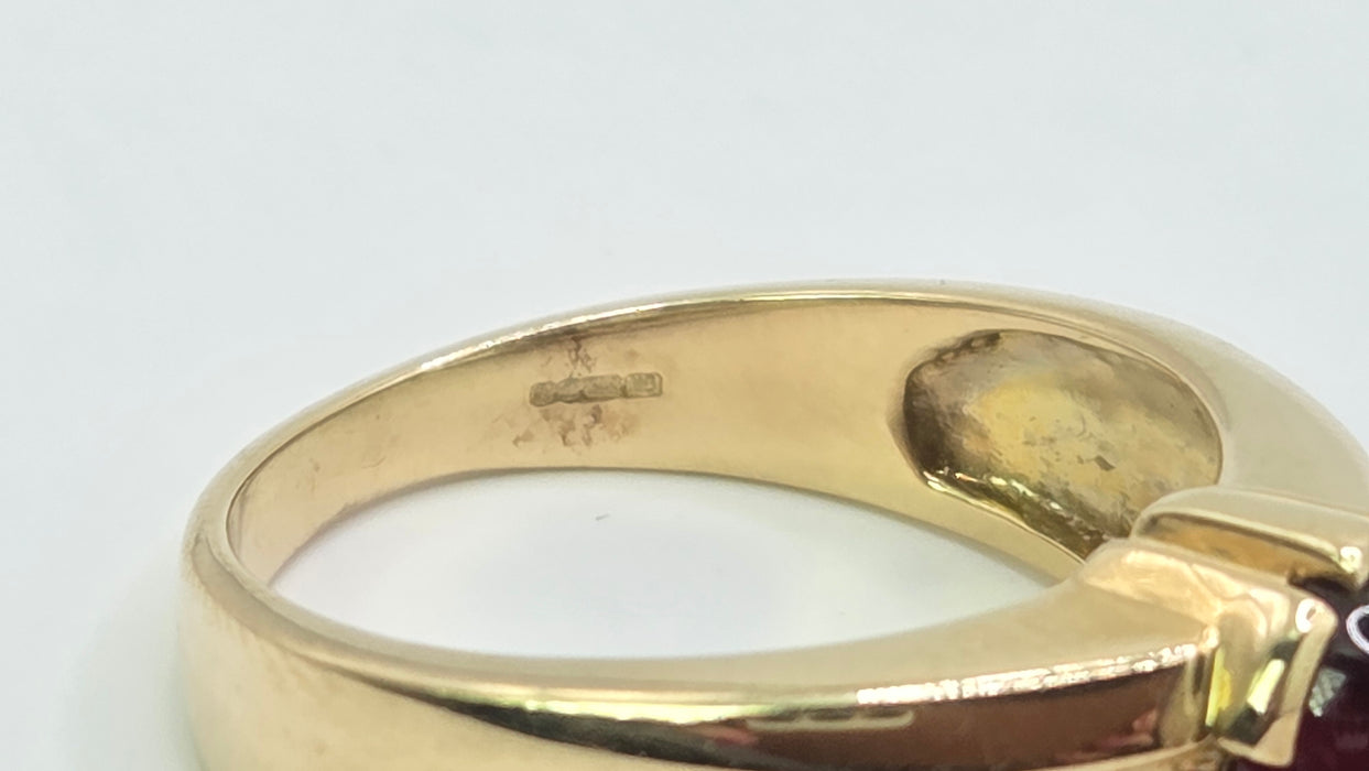 Vintage: 9ct Yellow Gold Cabochon Garnet Carbuncle Signet Ring
