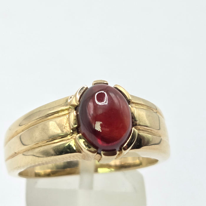 Vintage: 9ct Yellow Gold Cabochon Garnet Carbuncle Signet Ring