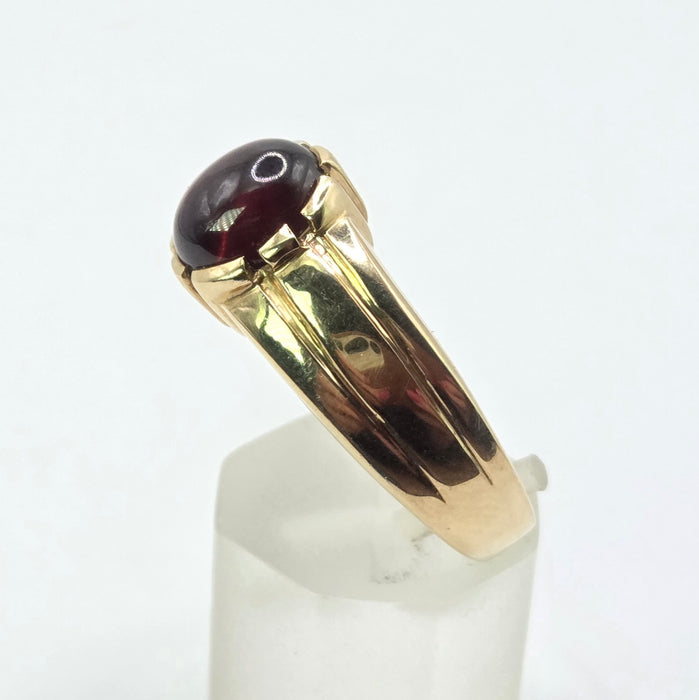 Vintage: 9ct Yellow Gold Cabochon Garnet Carbuncle Signet Ring