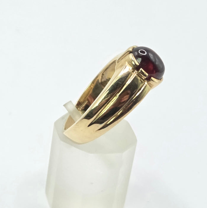Vintage: 9ct Yellow Gold Cabochon Garnet Carbuncle Signet Ring