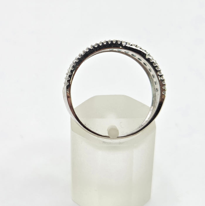 Vintage: 9ct White Gold Blue & White Diamond Band