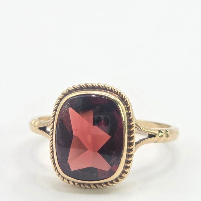 Vintage: 9ct Yellow Gold Garnet Solitaire Ring — From 1985