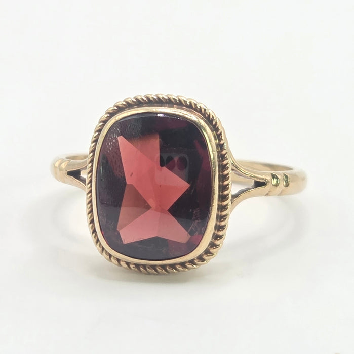 Vintage: 9ct Yellow Gold Garnet Solitaire Ring — From 1985
