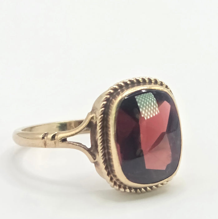 Vintage: 9ct Yellow Gold Garnet Solitaire Ring — From 1985